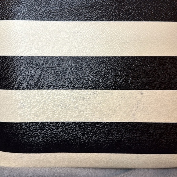 ♠️KATE SPADE♠️Quentin Stripe Wristlet Pouch w/Builtin iPhone Charger/NWT - Picture 4 of 14